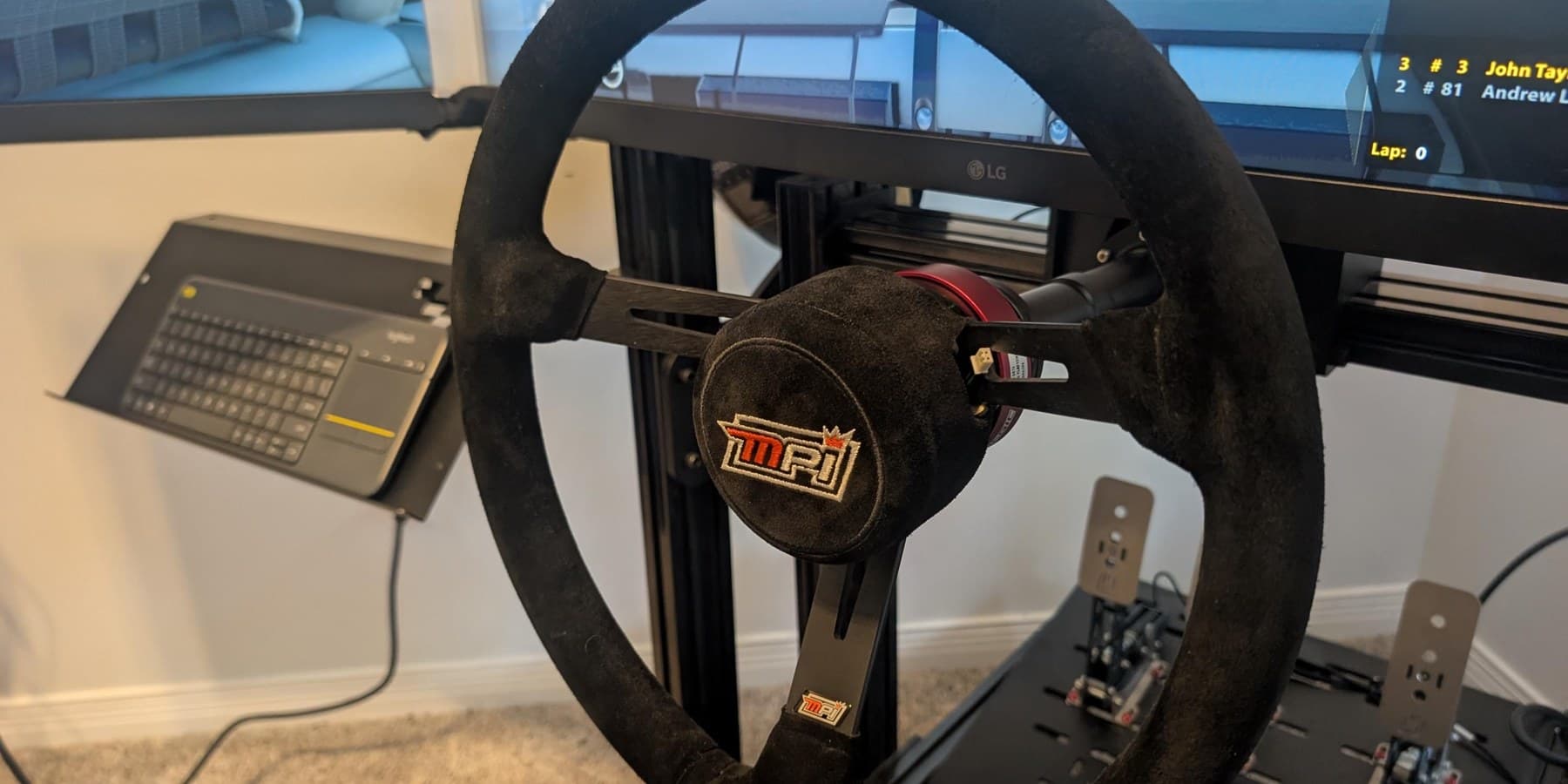 Circle track steering wheel mounted on a sim racing rig